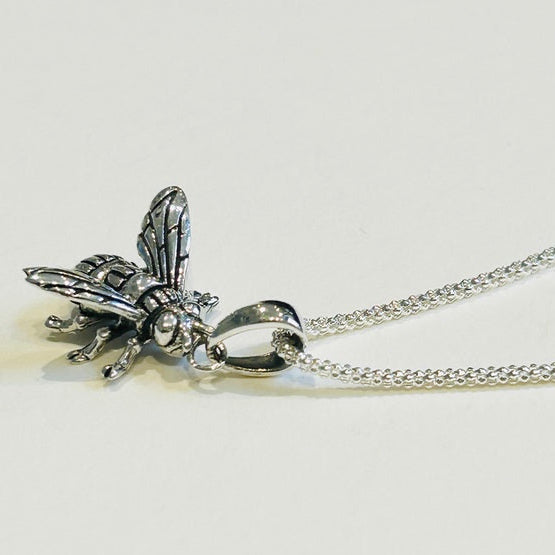Bee Pendant / Silver Chain (GJ06)