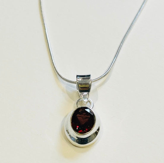Garnet Pendant / Silver Chain (GJ07)