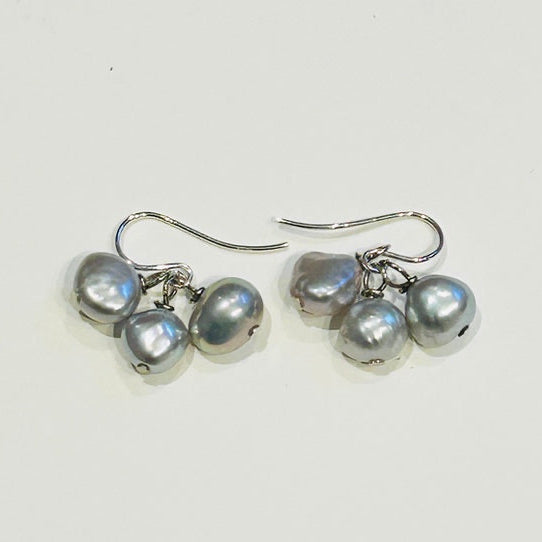 Bunched Grey Pearl hook earrings (PO25)