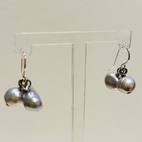 Bunched Grey Pearl hook earrings (PO25)