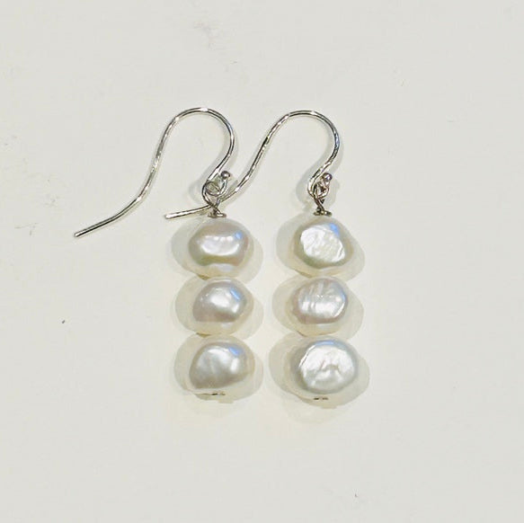 Three White-Pearl hook earrings (PO37)