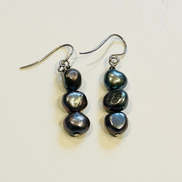 Three Black Pearl hook earrings (PO37)