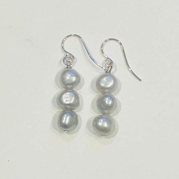 Three Grey-Pearl hook earrings (PO37)
